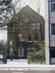 905743 Gezicht op de voorgevel van de voormalige pastorie van de St.-Monicakerk (Oudenoord 4) te Utrecht, in een ...